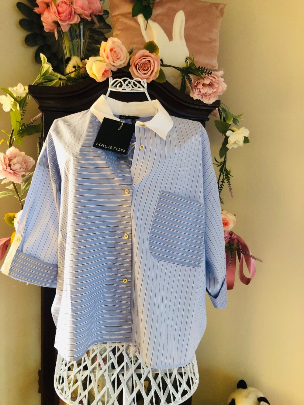 Just in from Macys NWT HALSTON Poplin Contrast Collar Top & Pearl Hanger